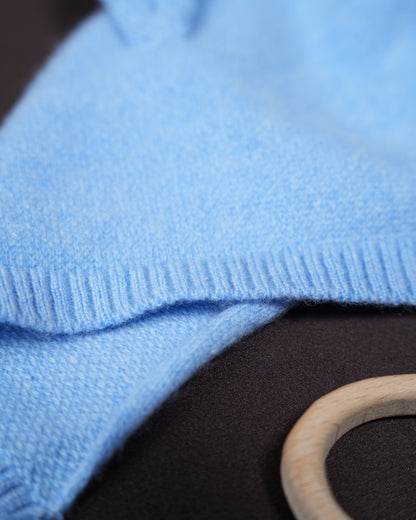 Baby Haube Blau  aus 100 % Cashmere – mit Bindeband